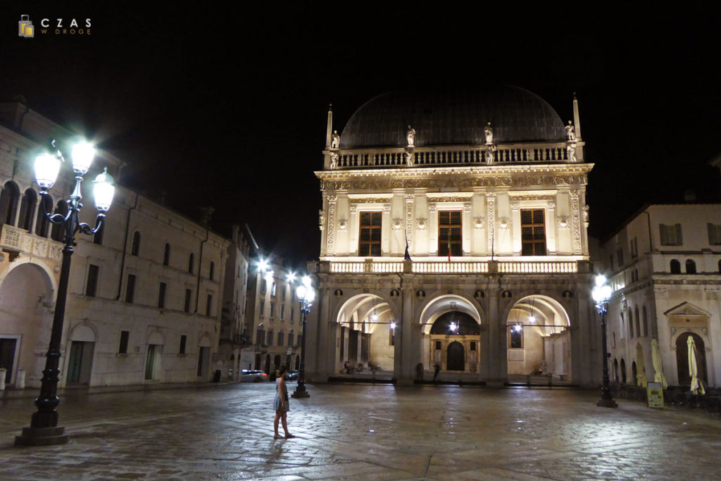 Piazza della Loggia nocą / Widok na ratusz