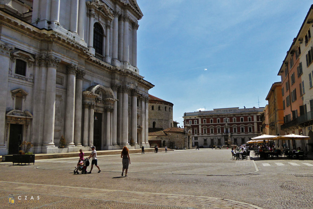 Piazza Paolo VI - na pierwszym planie "nowa" katedra