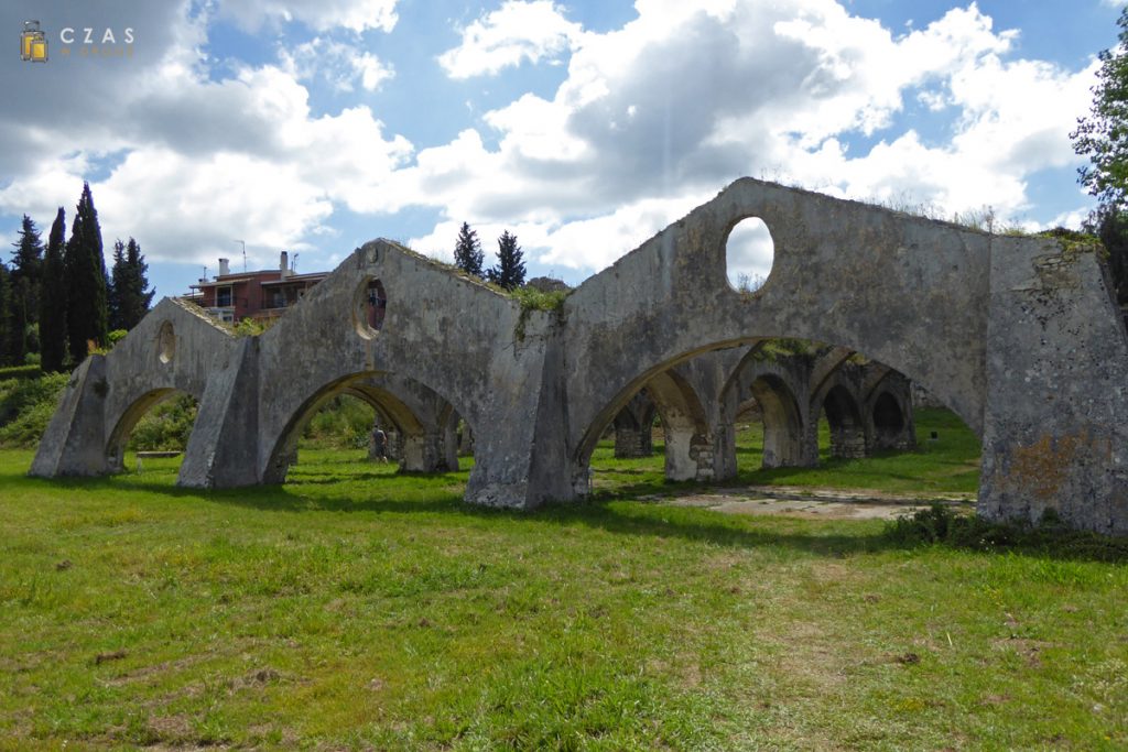 Ruiny stoczni weneckiej w Gouvigouvia