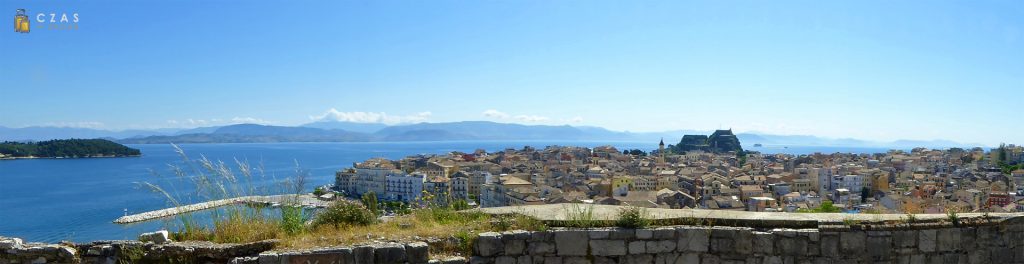 Widok z Nowej Twierdzy na starówkę Korfu i Starą Twierdzę