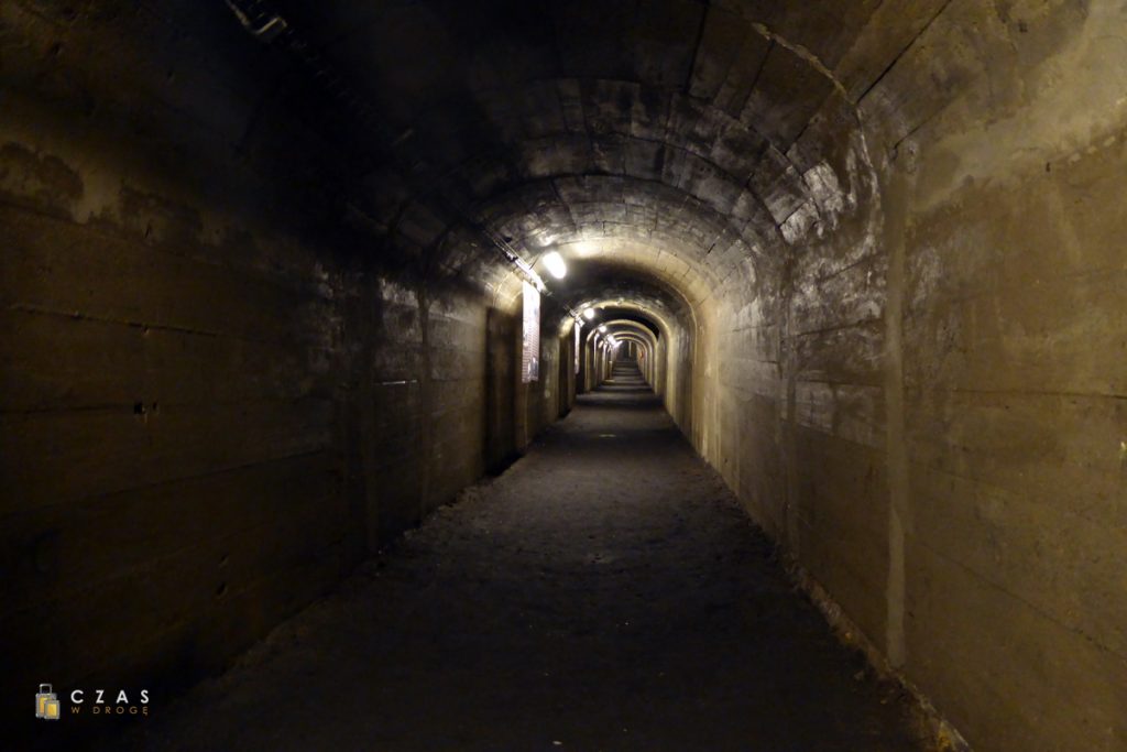 Podziemia Będzin - betonowy korytarz schronu
