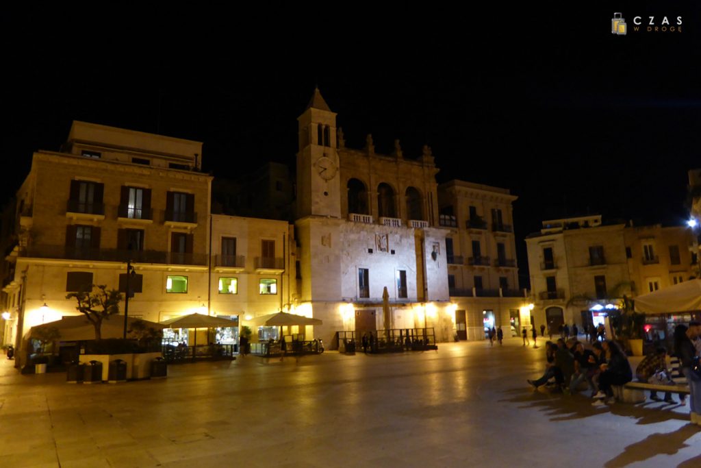 Bari - Piazza del Ferrarese nocą
