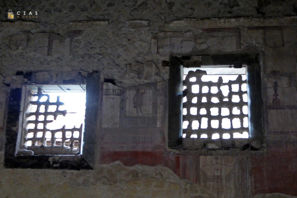 Pozostałości krat okiennych