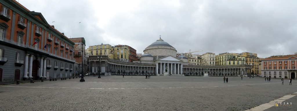 Piazza Plebiscito - kawałek za bazyliką znajduje się wejście go Galleria Borbonica