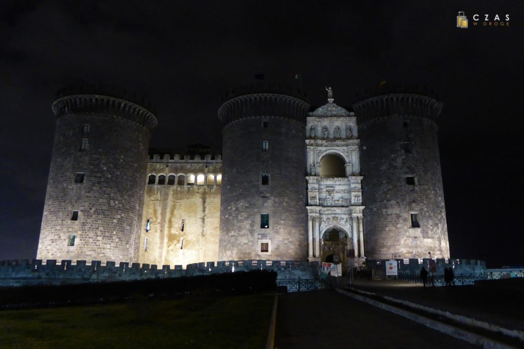 Castel Nuovo w wieczornej iluminacji