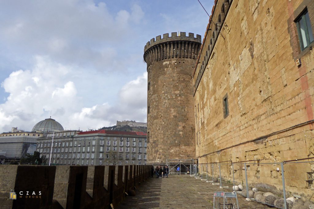 Zewnętrzne mury Castel Nuovo