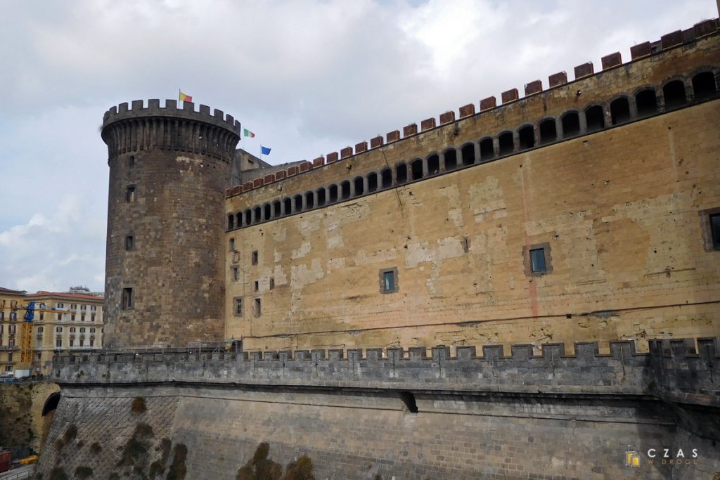Castel Nuovo wraz z suchą fosą