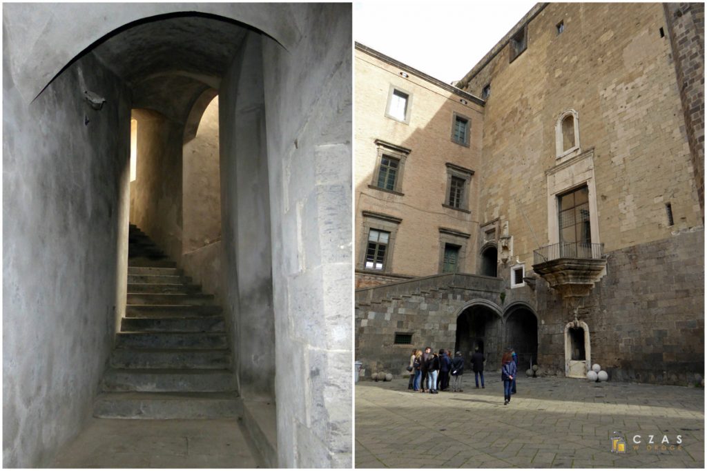 Castel Nuovo - zejście do podziemi / dziedziniec zamkowy