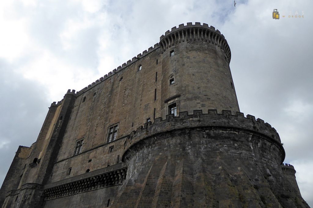 Castel Nuovo z poziomu fosy