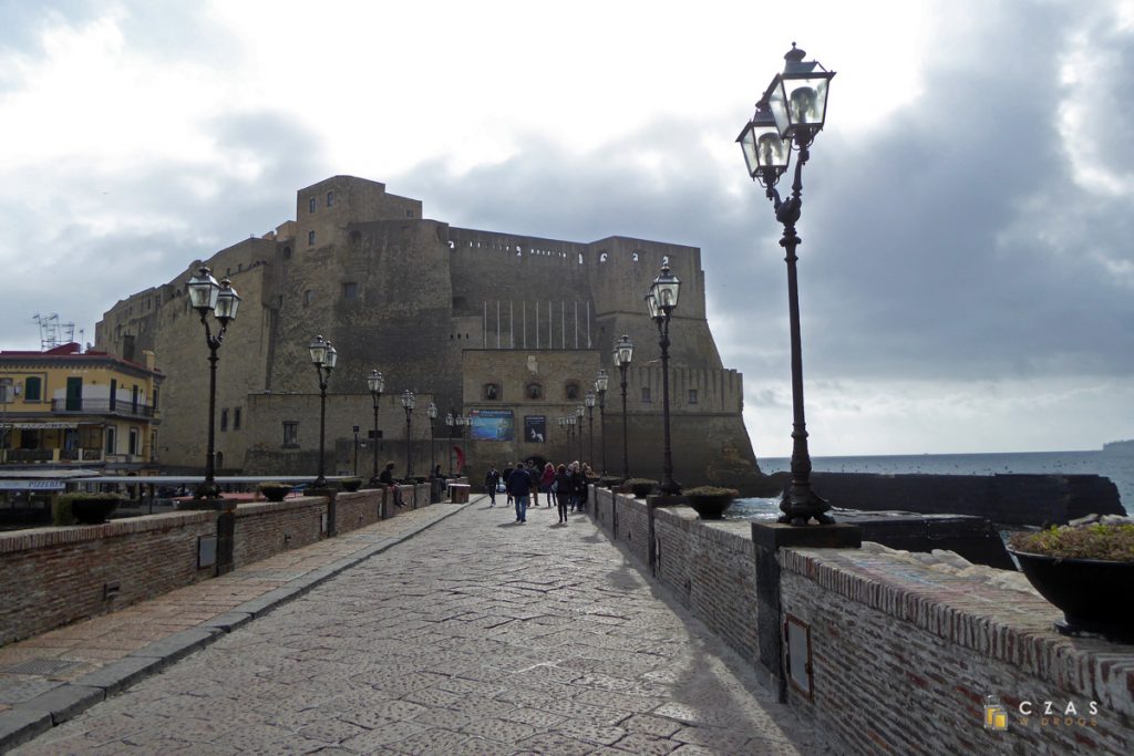 Widok na Castel dell'Ovo od strony grobli