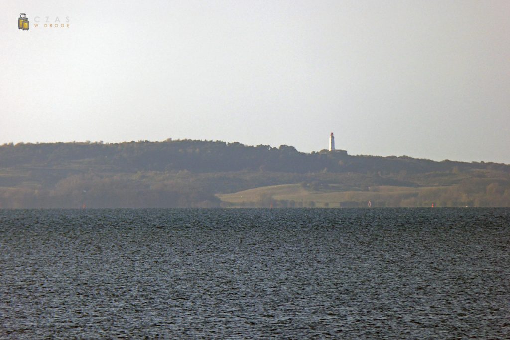 Latarnia Dornbush na wyspie Hiddensee widziana z wyspy Ummanz