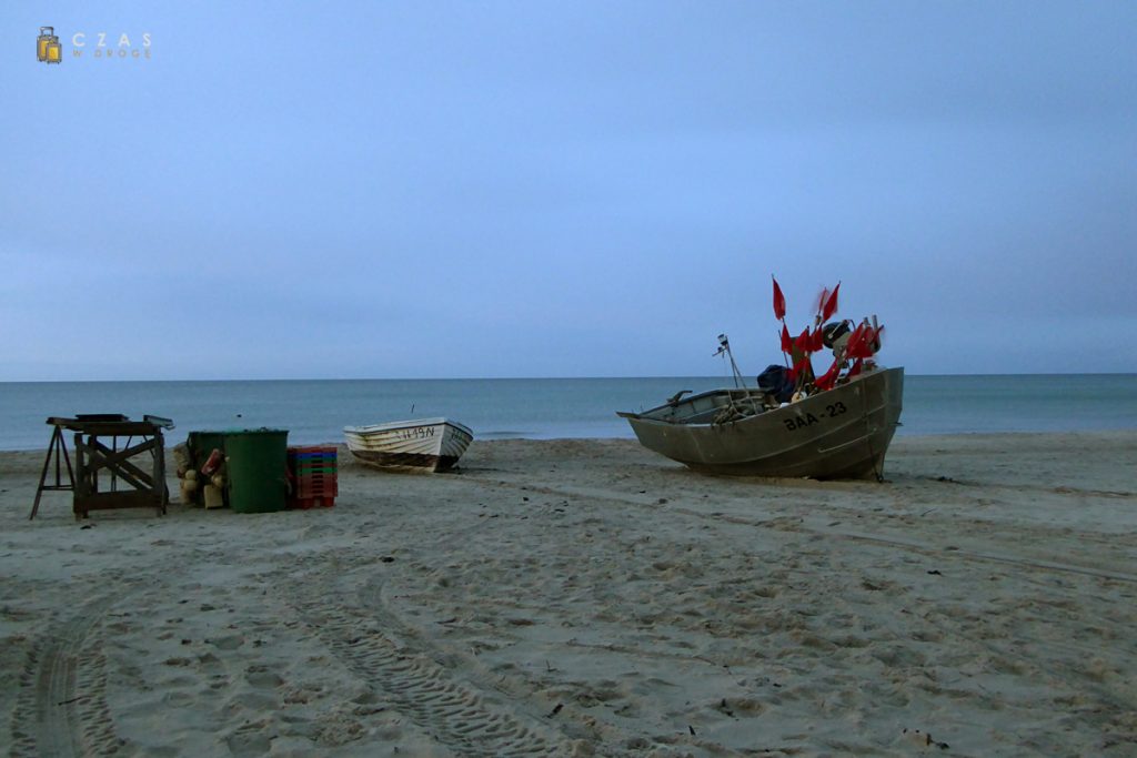 Łodzie rybackie na plaży w Baabe