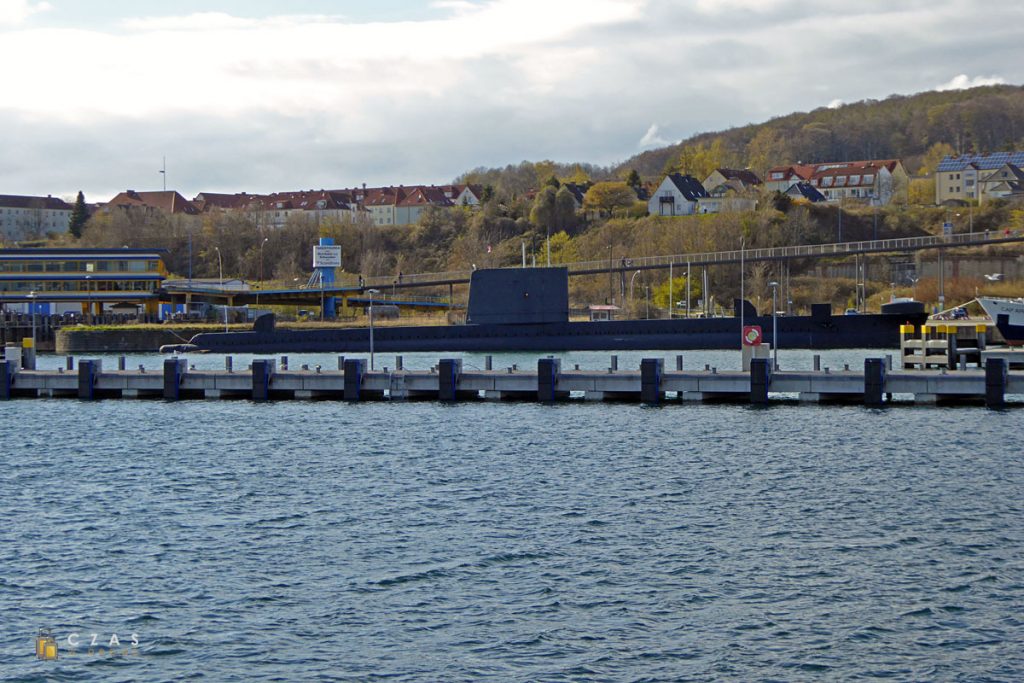 H.M.S. Otus widziany z falochronu portu w Sassnitz