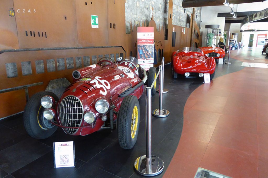 Pojazdy na wystawie w muzeum Mille Miglia