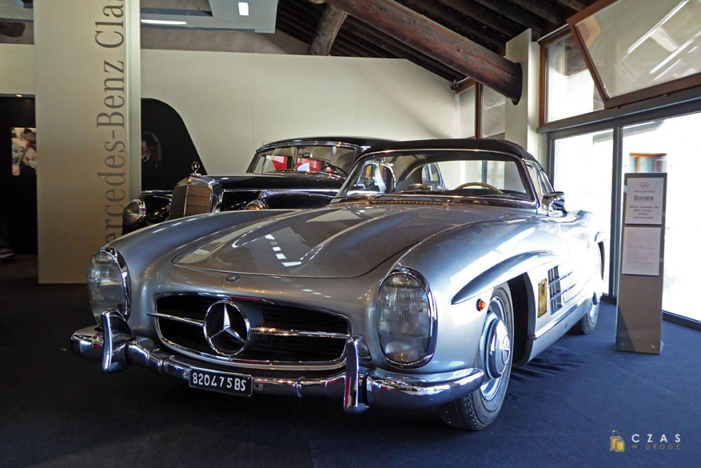 Na końcu trasy znajdziemy wystawę klasycznych Mercedesów