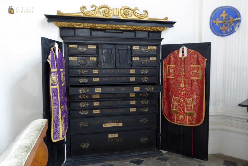 Zabytkowa szafa na szaty liturgiczne