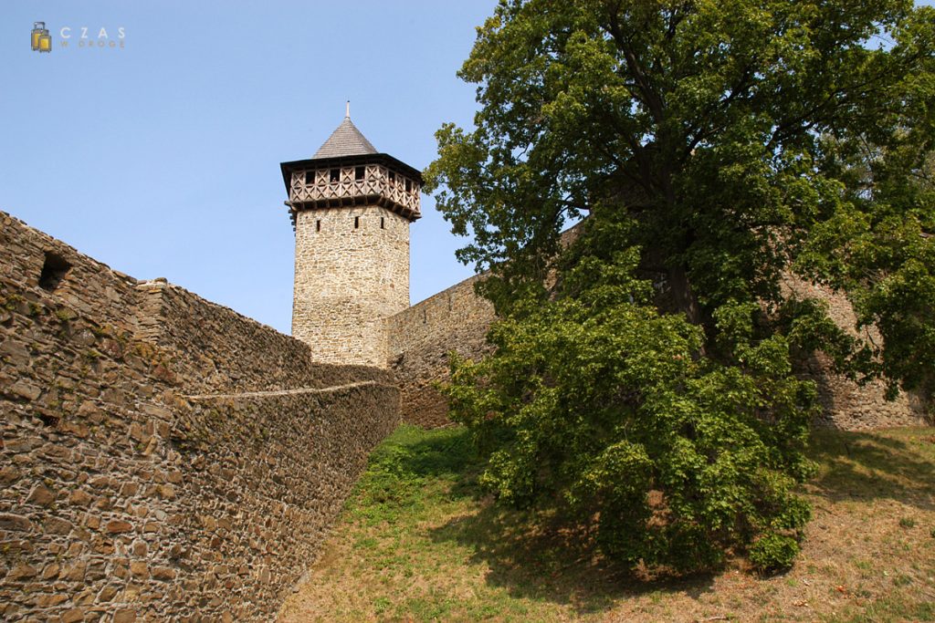 Mury zamkowe z wieżą obronną