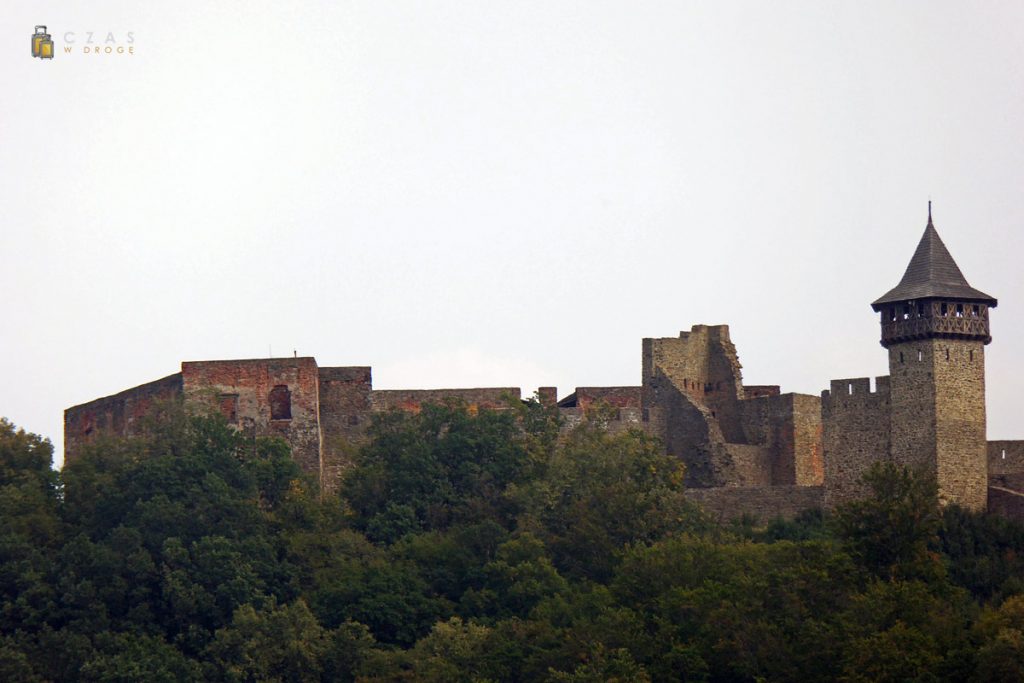 Zbliżenie na zamek z odległości kilku kilometrów
