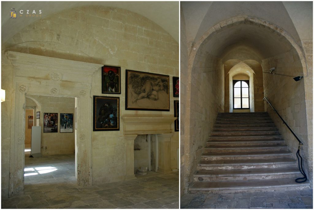 Zamek - jedna z sal wystawowych / Schody na pierwszy poziom