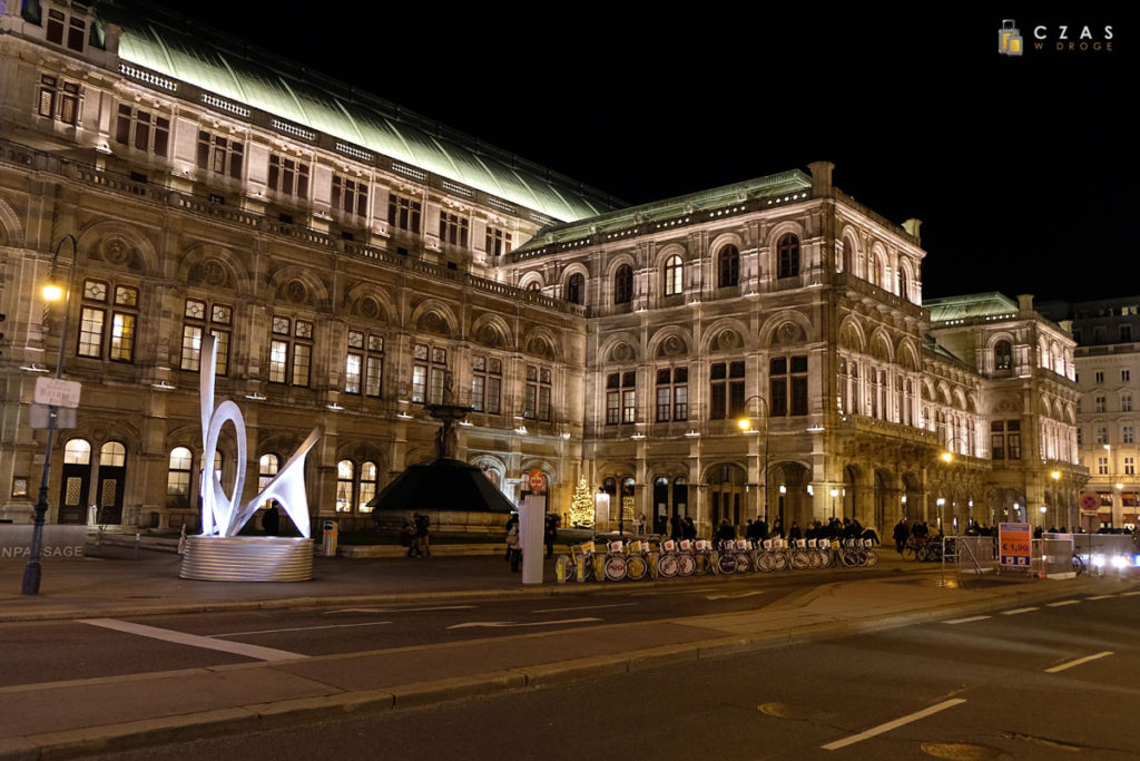 Ładnie podświetlony budynek opery wiedeńskiej