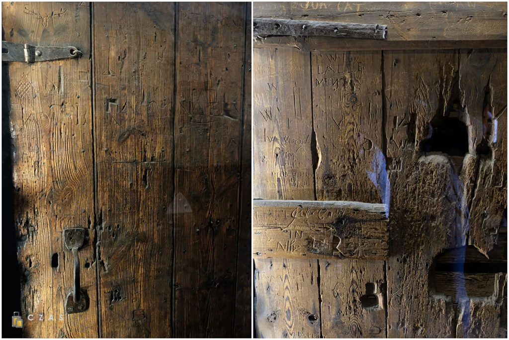 Drzwi z inskrypcjami więźniów w Więzieniach Wojennych