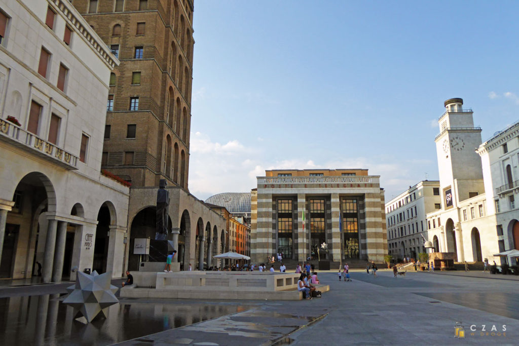 Charakterystyczna zabudowa Piazza della Vittoria