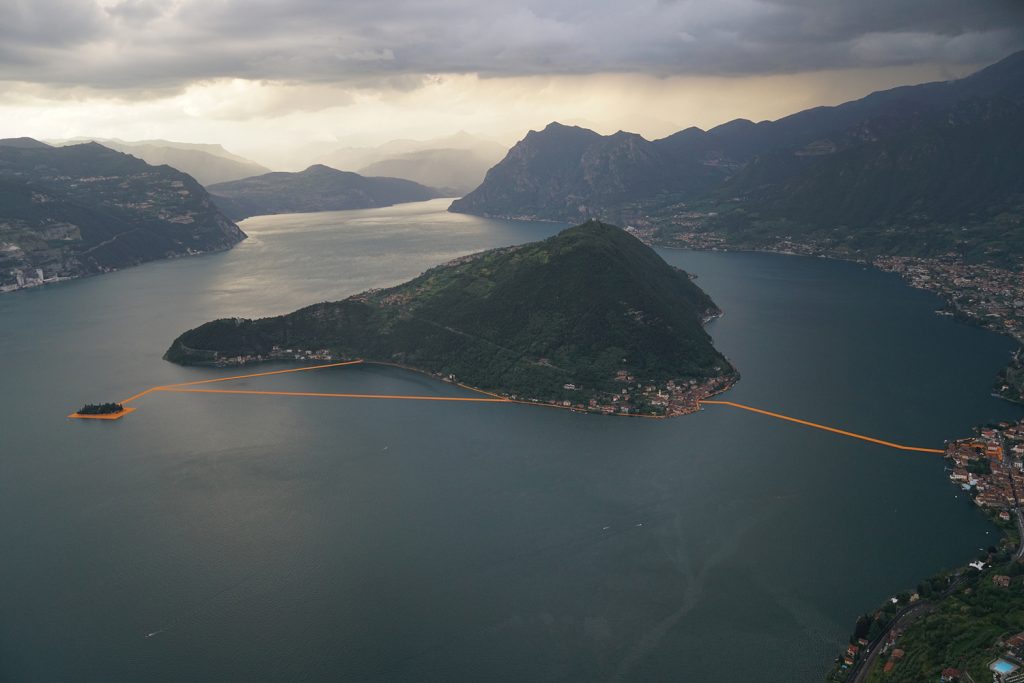 Widok na instalację "The Floating Piers" z lotu ptaka / źródło: www.thefloatingpiers.com