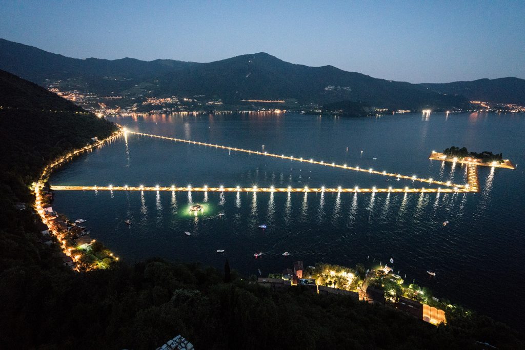 "The Floating Piers" po zmroku / źródło: www.thefloatingpiers.com