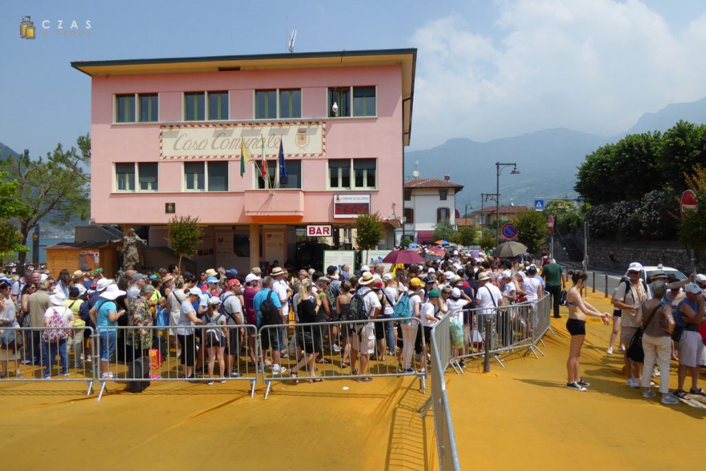 Kolejka do wejścia na "The Floating Piers"