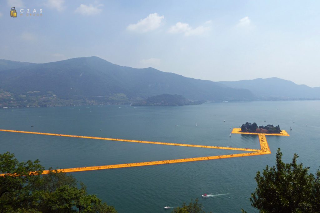 Widok z zamku na "The Floating Piers"