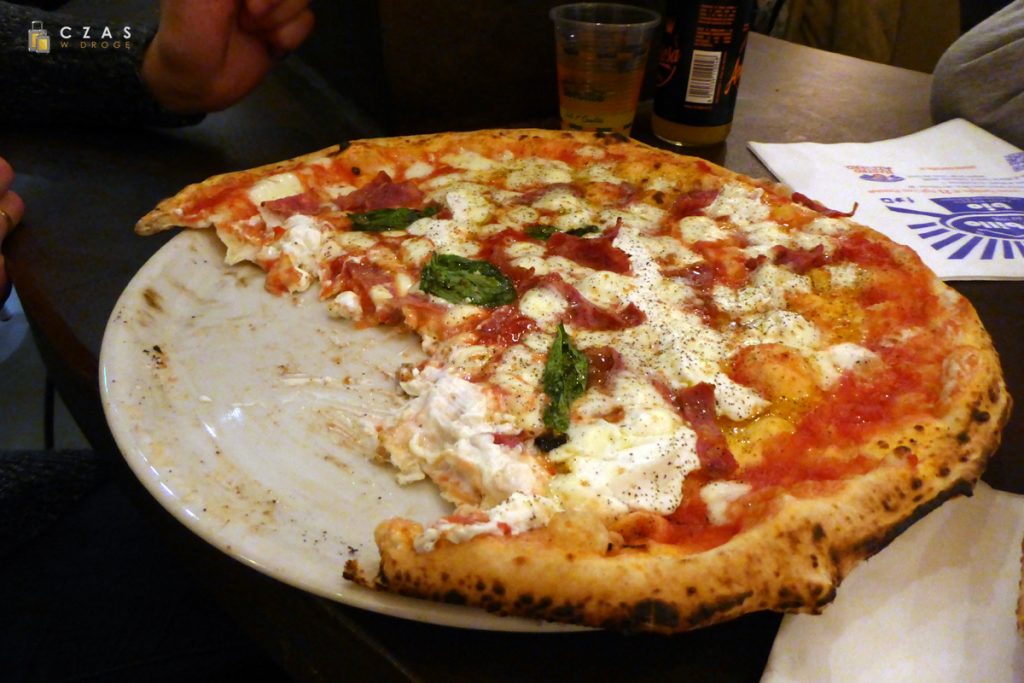 Jak Neapol to oczywiście pizza! Tym razem nie klasyczna Margherita :)
