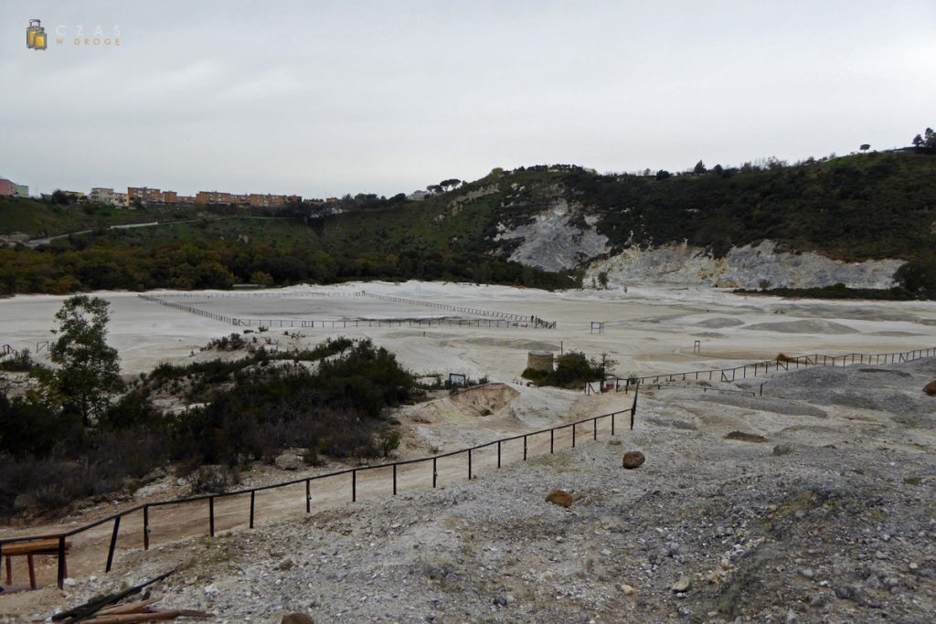 Wnętrze krateru wulkanu Solfatara w Pozzuoli