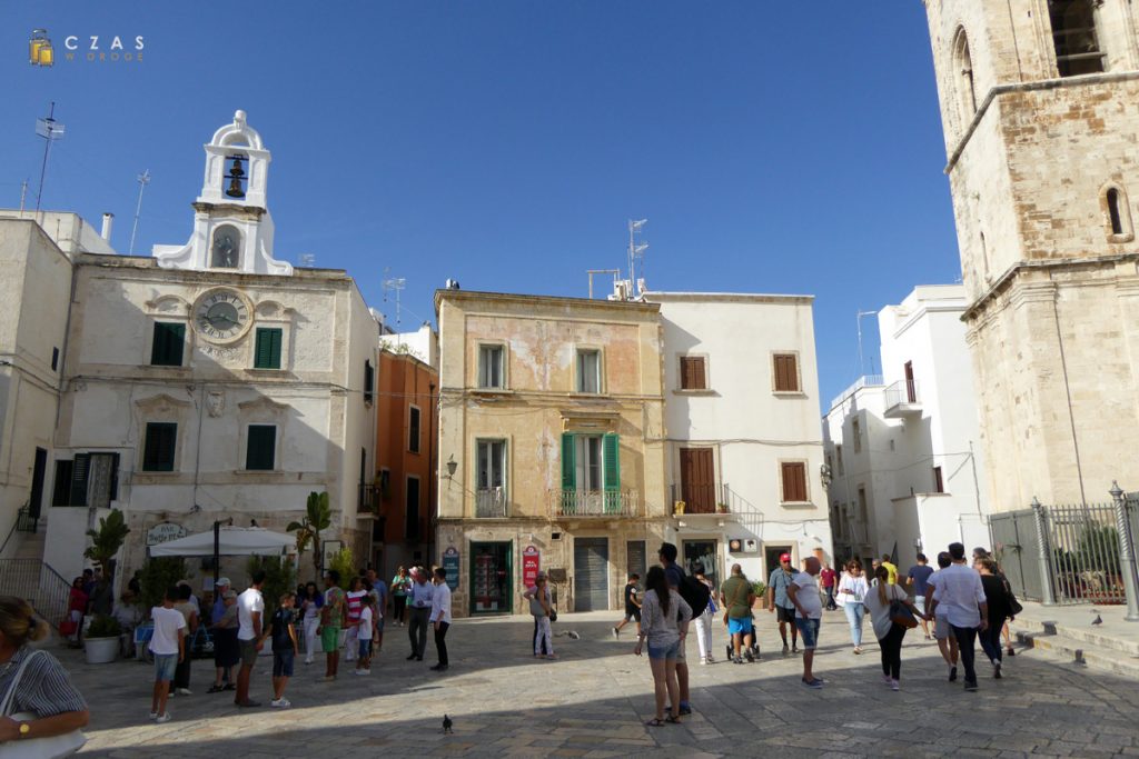 Jeden z placów w Polignano A Mare