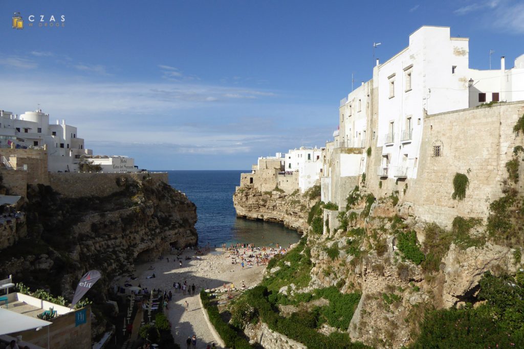 Plaża w Polignano A Mare od strony mostu