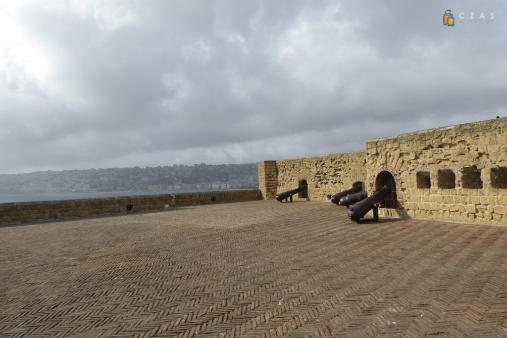 Główny plac na Castel dell'Ovo