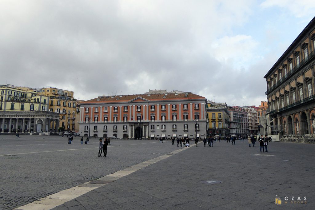 Piazza Plebiscito - w tle zarysy Castel Sant'Elmo