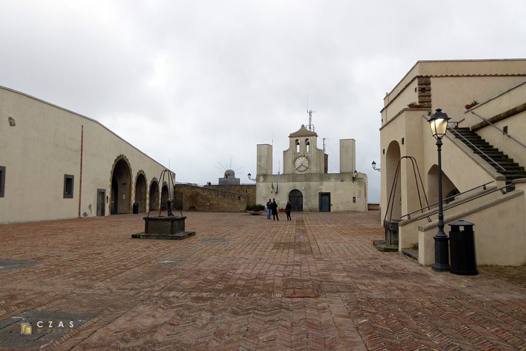 Górne dziedzińce na Castel Sant'Elmo