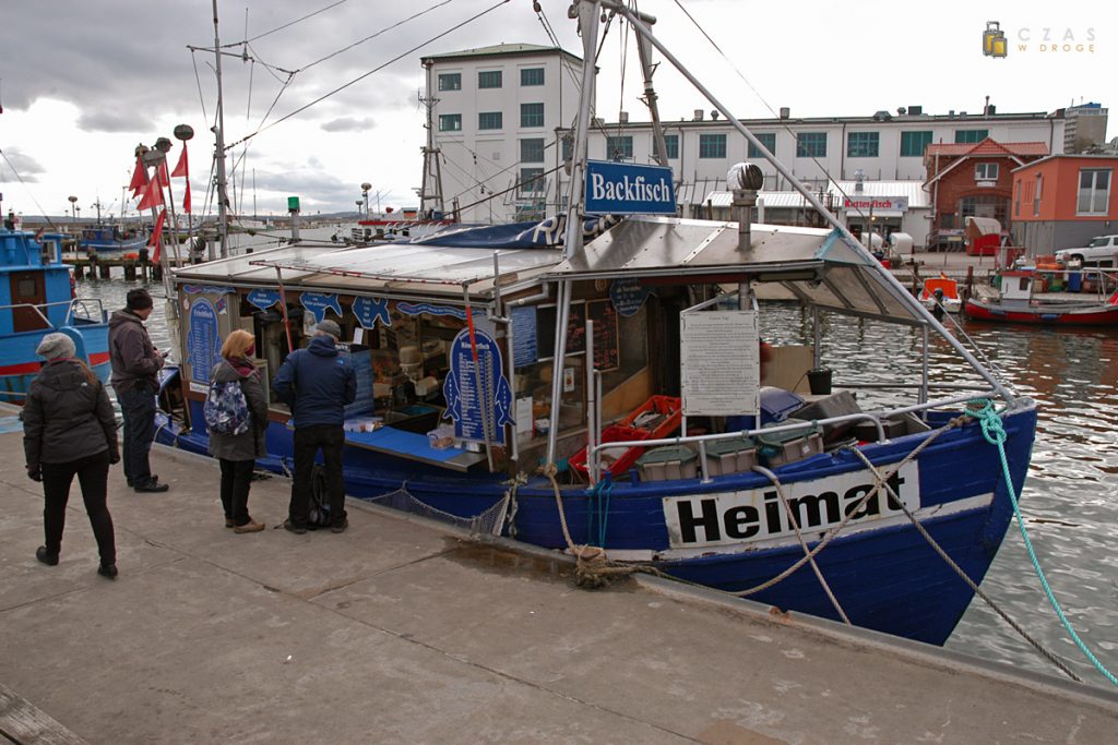 Kuter z Fischbrötchen w porcie w Sassnitz