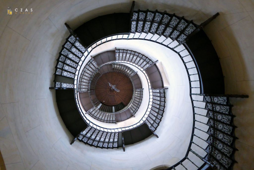 Słynne schody prowadzące na szczyt wieży widokowej.