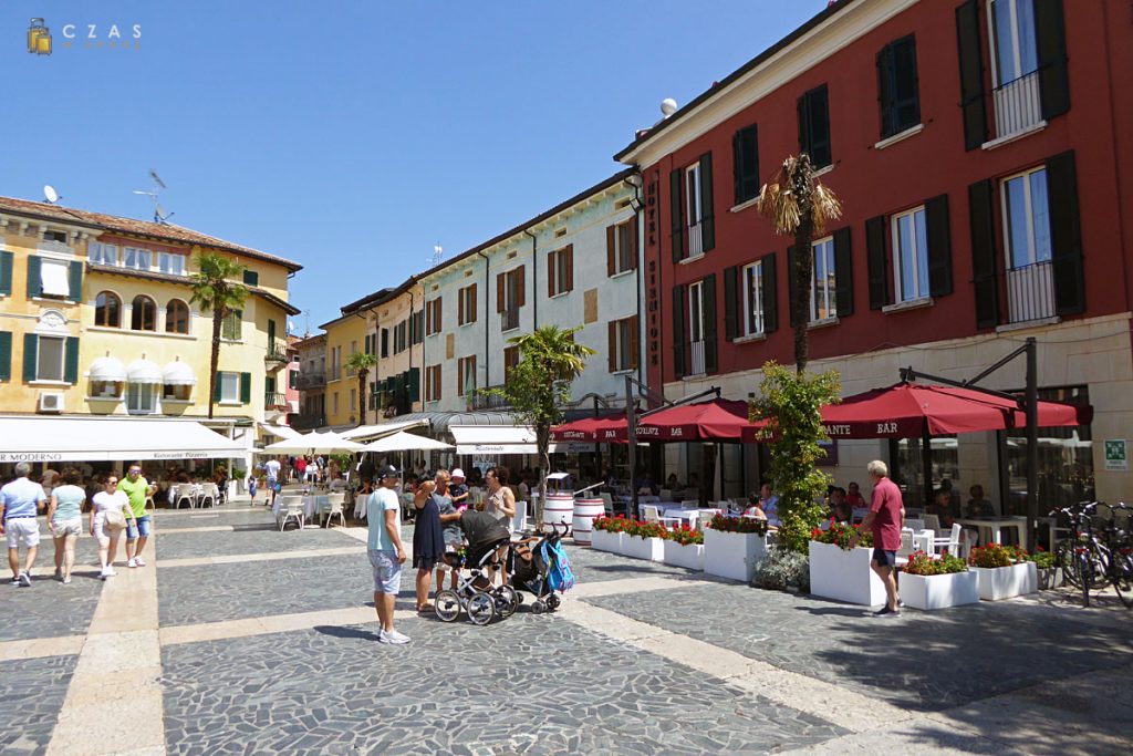 Sirmione / Piazza Giosue Carducci Sirmione / Piazza Giosue Carducci