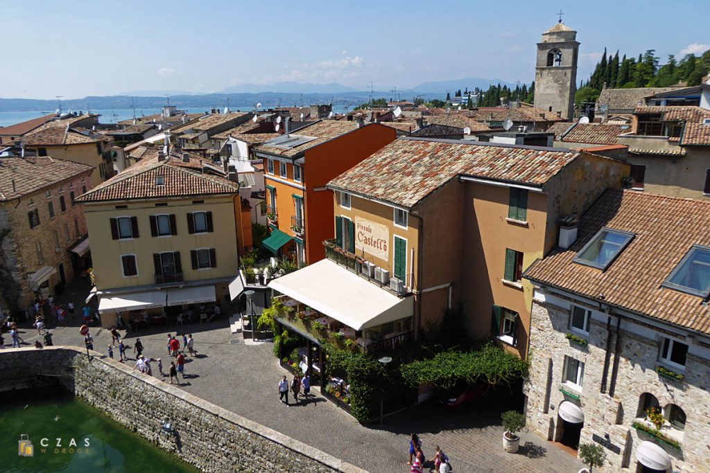Widok na Sirmione z zamku Widok na Sirmione z zamku