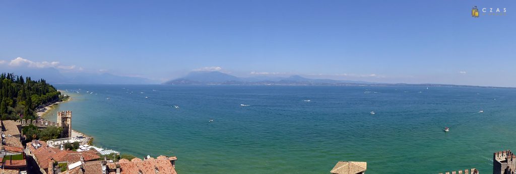 Panorama jeziora Garda z zamku w Sirmione Panorama jeziora Garda z zamku w Sirmione