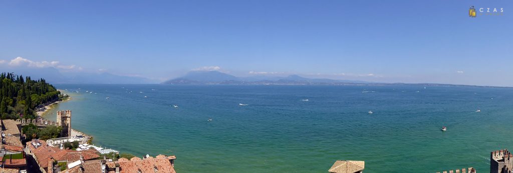 Panorama jeziora Garda z zamku w Sirmione