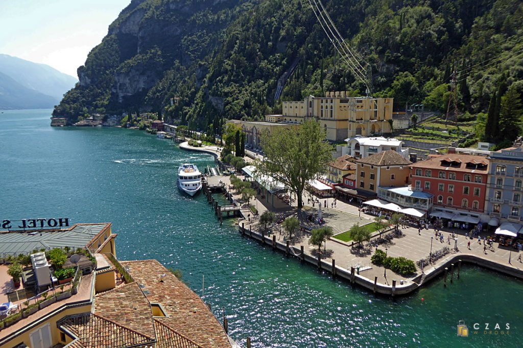 Widok z Torre Apponale na nabrzeże w Riva del Garda