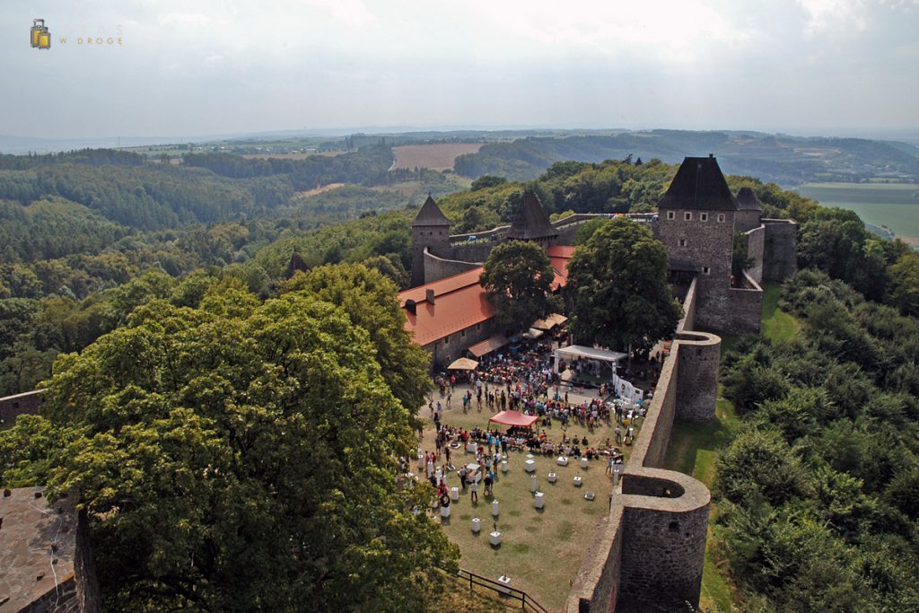 Widok na dolną część zamku z wieży widokowej