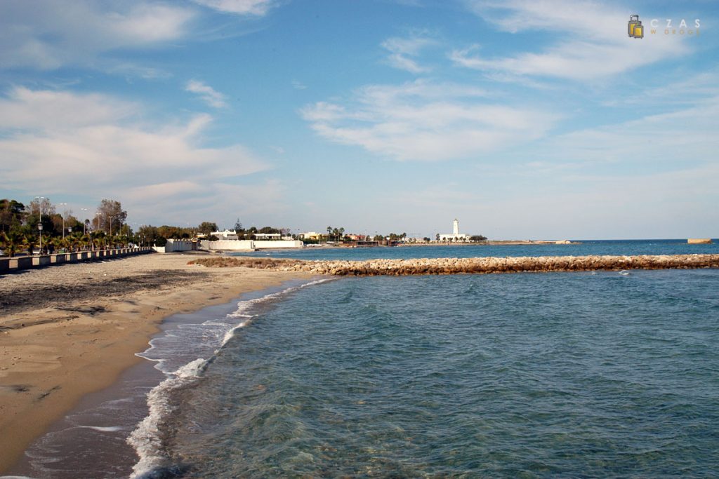 Plaża w San Cataldo - w tle latarnia morska