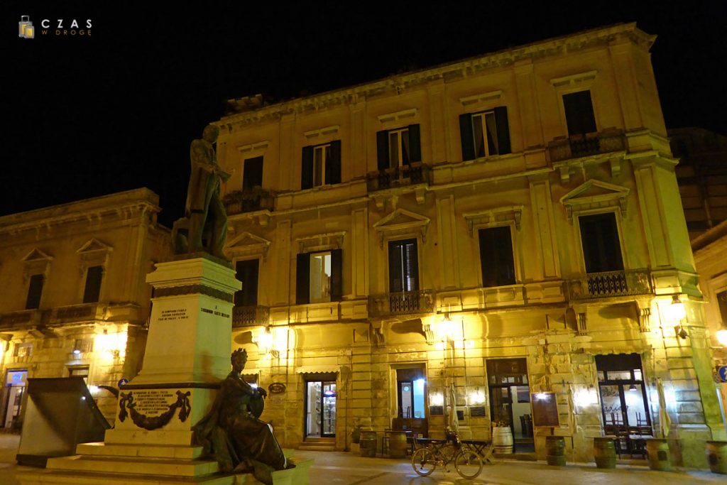 Lecce - jeden z placów miejskich wieczorową porą