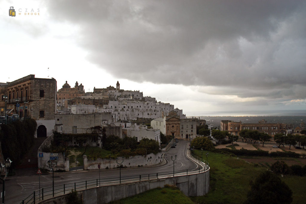 Szersze spojrzenie na Ostuni z tarasu widokowego