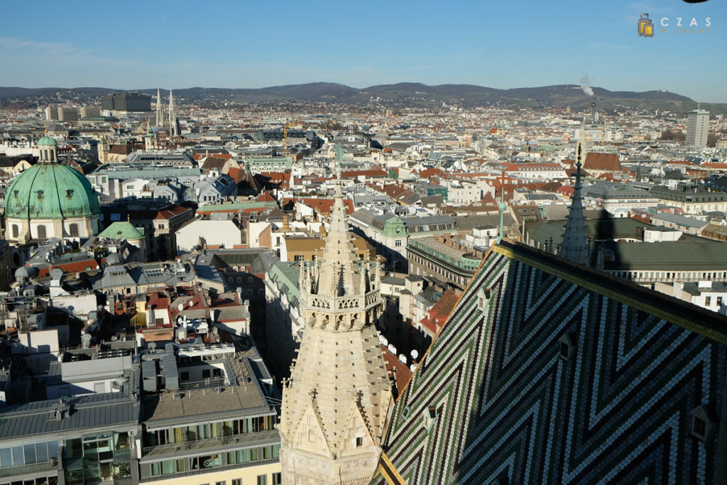 Widok na Wiedeń ze szczytu wieży południowej katedry św. Stefana