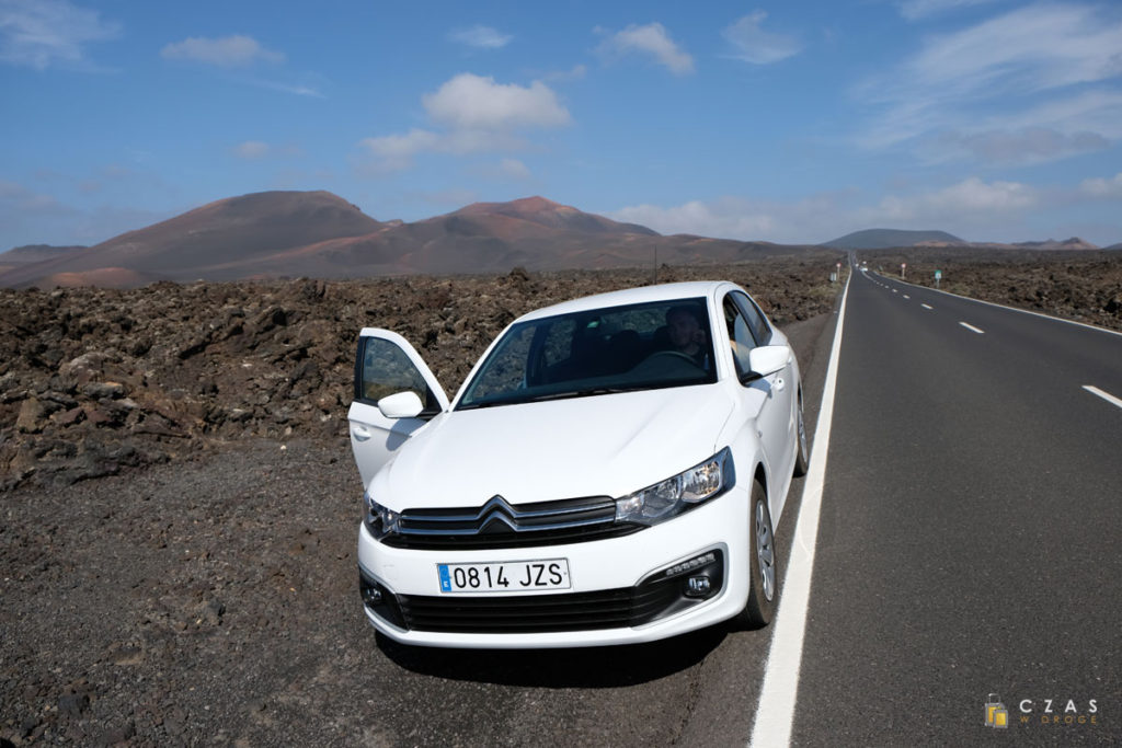 Nasz pojazd w okolicy Parku Narodowego Timanfaya Nasz pojazd w okolicy Parku Narodowego Timanfaya
